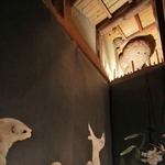 日本画とハチの巣を「コラボ」させたアートもある