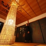 温かな光を放つ作品。日本画のふすま絵も照らし出される＝いずれも丹波篠山市今田町木津