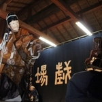 鼓に合わせて緩やかに舞う翁＝八幡神社