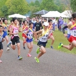号砲とともに一斉に駆け出す選手たち＝丹波並木道中央公園