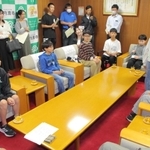表敬訪問で意気込みを語る「こども恐竜大使」の８人＝丹波市役所