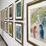 カラーリトグラフの代表的な版画集「ダフニスとクロエ」の作品群＝植野記念美術館