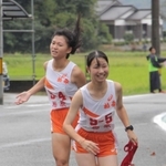 ４区大地愛美選手からたすきを受け取った女子・柏原のアンカー長谷川未優選手。ここから区間賞の走りを見せる＝丹波篠山市寺内