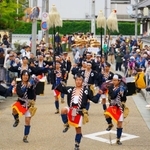 勇壮にまちを練り歩く武者行列＝丹波市柏原町柏原