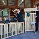 竹垣をモチーフに篠山産業高校の生徒が作ったヘルメットラック＝丹波篠山市小田中