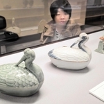 鶴をかたどった青磁（手前）と染付の蓋物（ふたもの）＝丹波篠山市立歴史美術館