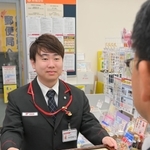 感謝状を受け取る前山郵便局の石田風斗さん＝丹波市市島町上竹田