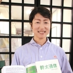 幹太さんの成長や学校での様子をつづった「幹太通信」を手にする山本春名さん