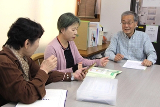 成年後見を受け持つ高齢者らの生活について話し合う「市民後見たんば」の足立宣孝理事長（右）とメンバーたち＝丹波市氷上町市辺