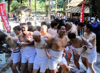 「はだか祭り」で体をぶつけ合う男衆＝熊野神社