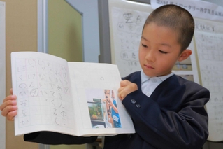 さまざまな試行を重ね飼っているコイの不思議に迫った北村実さん＝丹波篠山市二階町