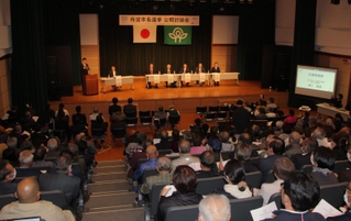 定員２００人の会場がほぼ満員となった公開討論会の様子＝ポップアップホール