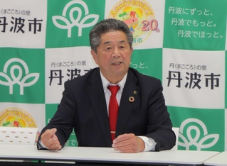 丹波市長選から一夜明け、報道陣の取材に応じる林時彦氏＝丹波市役所