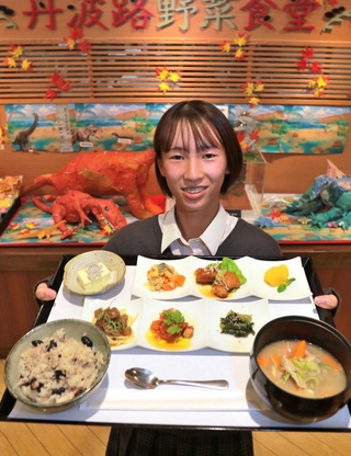 「色彩まごころ定食」を考案した篠山産業高校の大前楓夏さん＝丹波篠山市東木之部