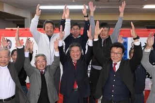 当選確実となり、支援者らと喜ぶ林時彦氏（中央）＝１７日、丹波市春日町黒井