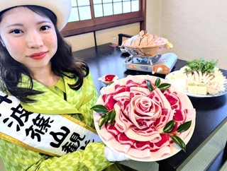 丹波篠山の冬の味覚を代表する「ぼたん鍋」。ボタンの花のように猪肉を皿に盛る＝タノシックリゾート西紀荘