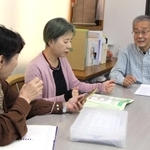 成年後見を受け持つ高齢者らの生活について話し合う「市民後見たんば」の足立宣孝理事長（右）とメンバーたち＝丹波市氷上町市辺