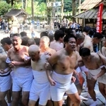 「はだか祭り」で体をぶつけ合う男衆＝熊野神社