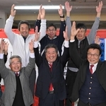 当選確実となり、支援者らと喜ぶ林時彦氏（中央）＝１７日、丹波市春日町黒井