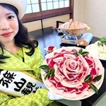 丹波篠山の冬の味覚を代表する「ぼたん鍋」。ボタンの花のように猪肉を皿に盛る＝タノシックリゾート西紀荘