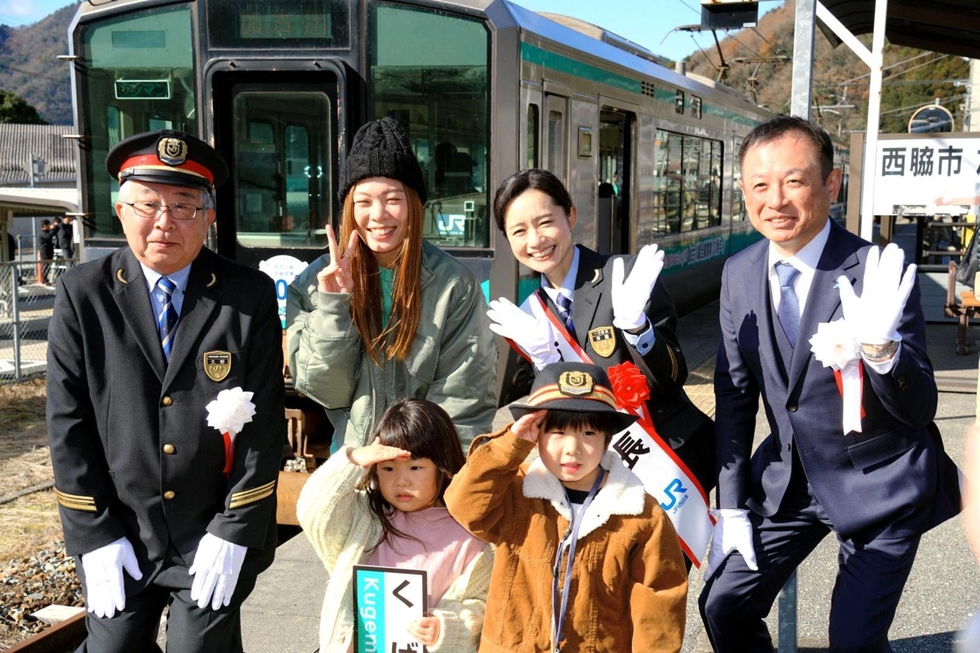JR加古川線全線開業100年 谷川駅で記念イベント、1日駅長にタレントの
