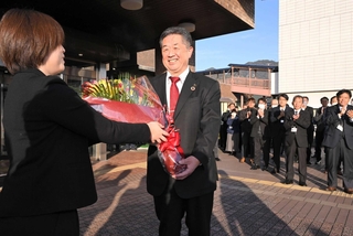 職員から花束を受け取る林時彦市長（中央）＝丹波市役所