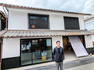 古民家改修の実例として、見学できるモデルハウスと「森下住建」の森下拓社長＝丹波篠山市呉服町