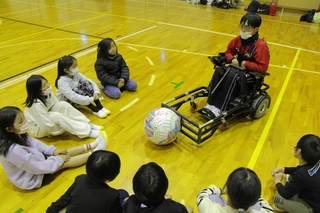 電動車椅子サッカーについて選手に質問する児童たち＝黒井小学校