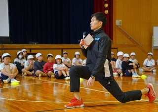 競技経験での学びを児童たちに伝える長谷川大悟さん＝丹波市氷上町上新庄