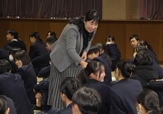 幸せな人生を生きる上で欠かせない性に関する知識を生徒たちに伝える永原郁子さん＝柏原高校