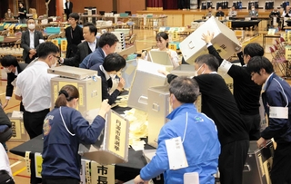 丹波市長選の開票作業をする市職員たち＝１１月１７日、氷上住民センター（撮影・丸山桃奈）