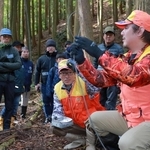 くくりわなの仕組みなどについて説明する猟友会のメンバー（右）ら＝丹波篠山市味間奥