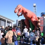 空気でふくらませた恐竜の遊具。子どもらに大人気で列ができる＝丹波市山南町谷川