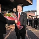 職員から花束を受け取る林時彦市長（中央）＝丹波市役所