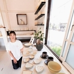 「麻ノ窯」のギャラリー。かわいいスプーンや皿などが並ぶ＝丹波篠山市東新町