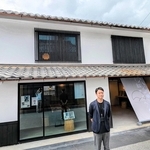 古民家改修の実例として、見学できるモデルハウスと「森下住建」の森下拓社長＝丹波篠山市呉服町