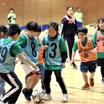 競技体験でサッカーを楽しむ子どもたち＝丹波篠山市郡家