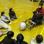 電動車椅子サッカーについて選手に質問する児童たち＝黒井小学校
