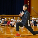 競技経験での学びを児童たちに伝える長谷川大悟さん＝丹波市氷上町上新庄