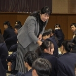 幸せな人生を生きる上で欠かせない性に関する知識を生徒たちに伝える永原郁子さん＝柏原高校