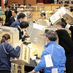 丹波市長選の開票作業をする市職員たち＝１１月１７日、氷上住民センター（撮影・丸山桃奈）