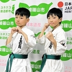 全国大会に出場する秋葉英雄道さん（右）と吉田守禮さん＝丹波篠山市役所