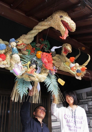 「巳」のしめ縄と作者の大森栄司さん、春菜さん＝丹波市