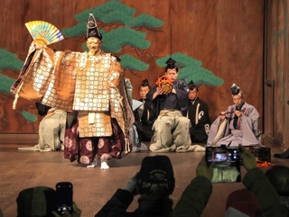 改修された舞台で扇子を手に舞う翁＝春日神社