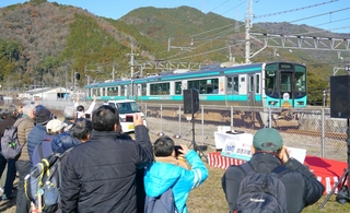 １００周年を迎えた当日、鉄道ファンたちに迎えられ谷川駅に到着する加古川線の電車＝２０２４年１２月２７日、丹波市山南町池谷