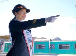 鉄路の未来を見つめほほ笑む斉藤雪乃さん＝西脇市野村町