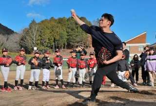 古里・丹波篠山の児童らを前に迫力の投球を見せる中森俊介選手＝丹波篠山市泉