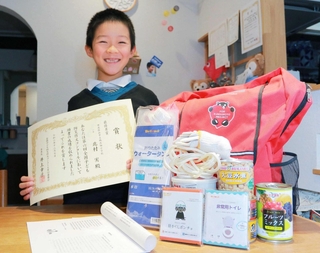 最優秀賞の賞状を手に満面の笑みを見せる北村実さん＝丹波篠山市新荘
