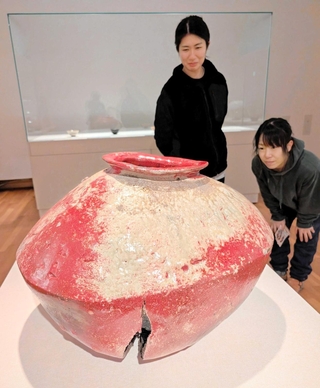 「割れ」を妙味として出展した、大西雅文さんの「赤丹波破大壺」＝兵庫陶芸美術館