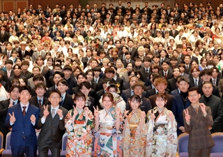 ２０歳の節目をかみしめ、記念写真に納まる若者たち＝丹波市柏原町柏原